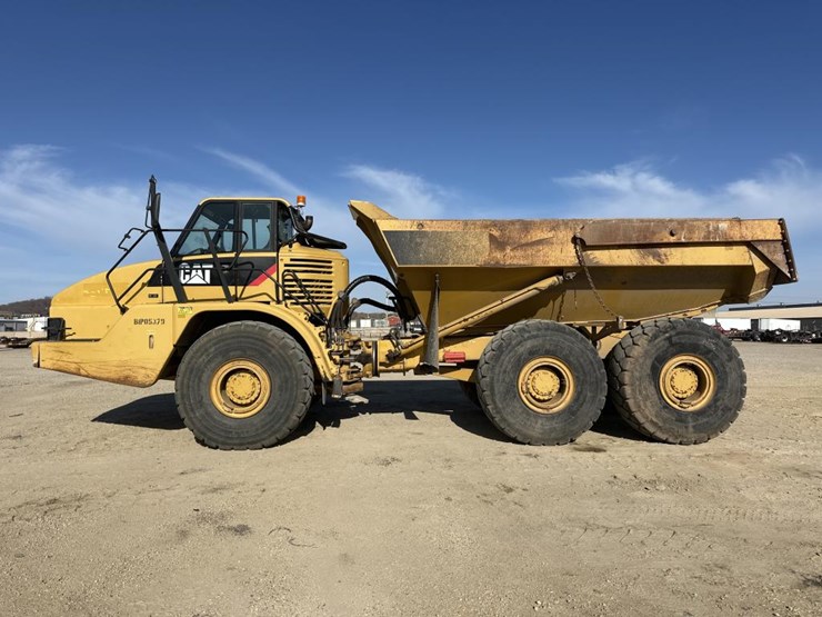 2010-caterpillar-740-image-2