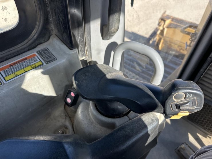 2012-caterpillar-d6t-image-34