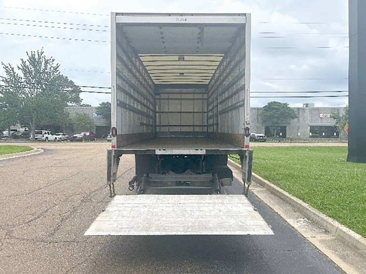 2020-freightliner-m2-106-image-3