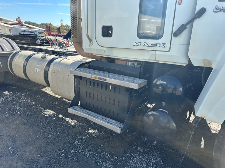 #32746-•-2014-mack-chu-t/a-daycab-truck-tractor-vin:-1m2an07y4em016702-image-39