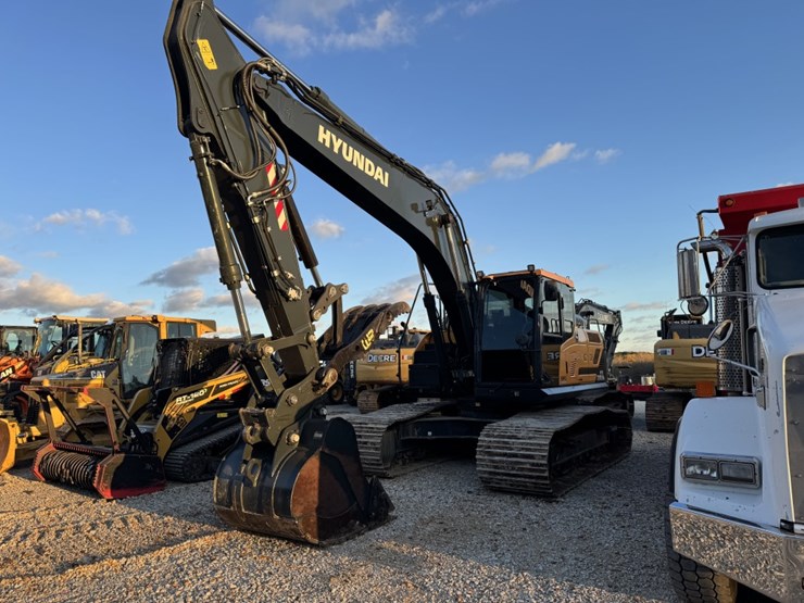 2022-hyundai-hx210al-image-1