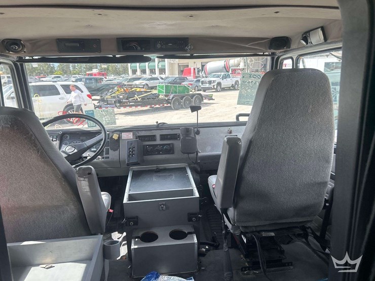 2004-freightliner-fl60-image-38