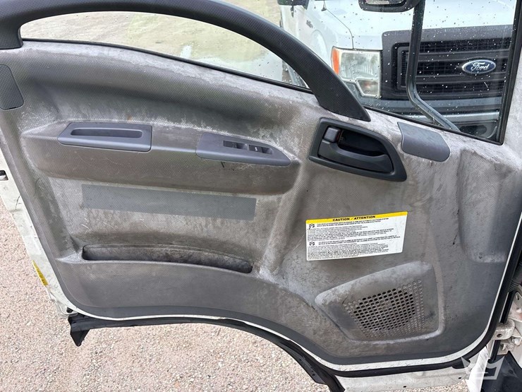 2008-isuzu-npr-image-18