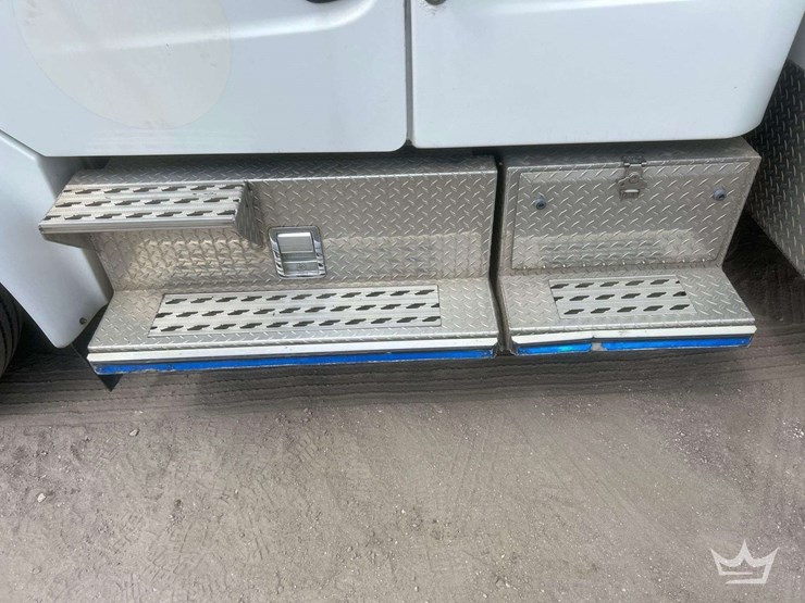 2005-freightliner-m2-106-image-22