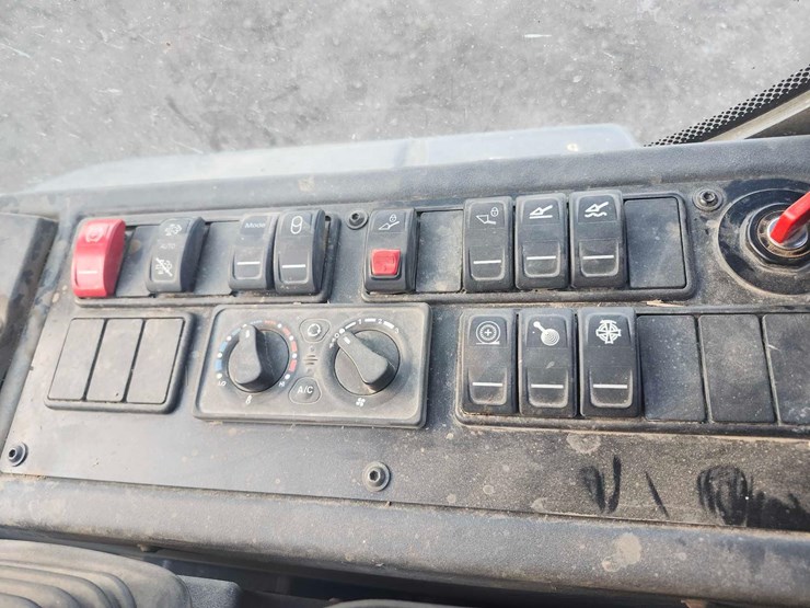 john-deere-324-image-51