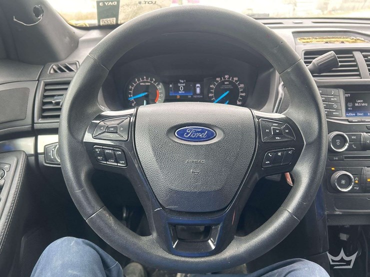 2016-ford-explorer-image-13