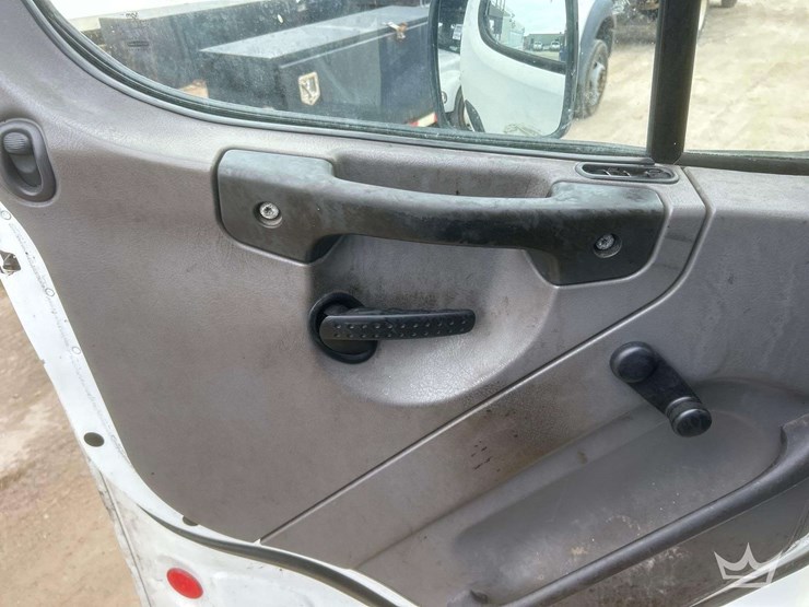 2014-freightliner-m2-106-image-10