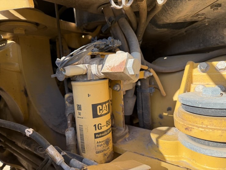 2010-caterpillar-740-image-24