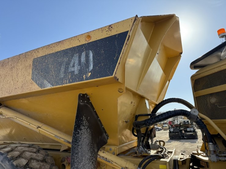 2010-caterpillar-740-image-42