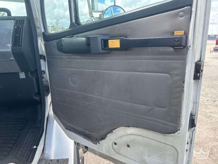 2004-freightliner-fl60-image-46