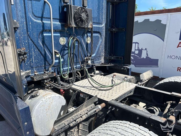 2017-freightliner-cascadia-125-image-15