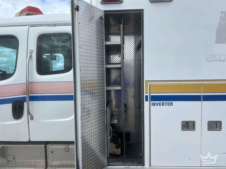 2005-freightliner-m2-106-image-35