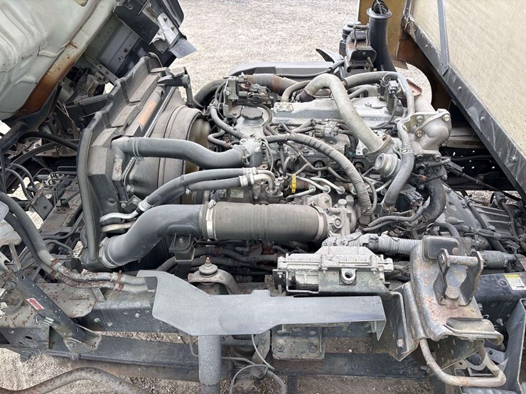 2011-isuzu-npr-image-14