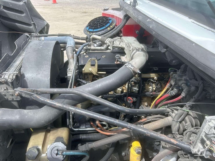 2005-freightliner-m2-106-image-8