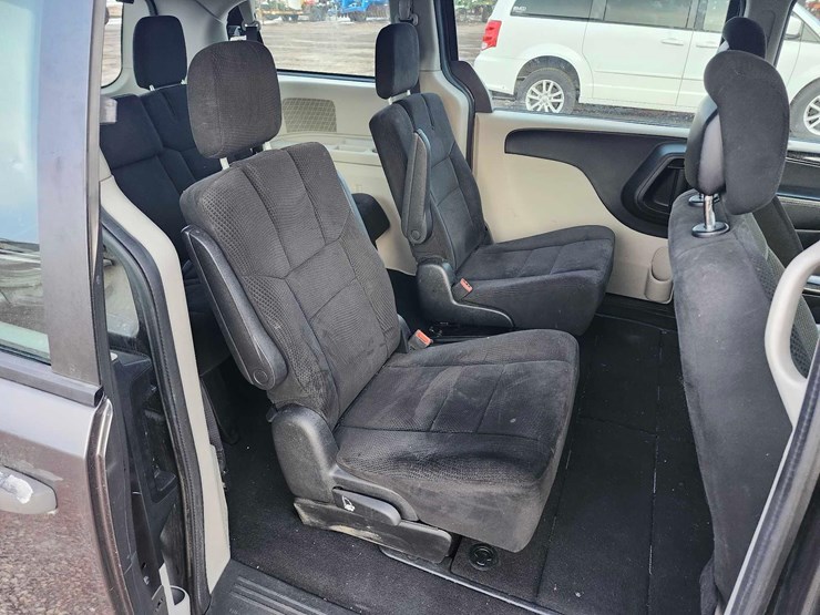 2015-dodge-grand-caravan-image-43