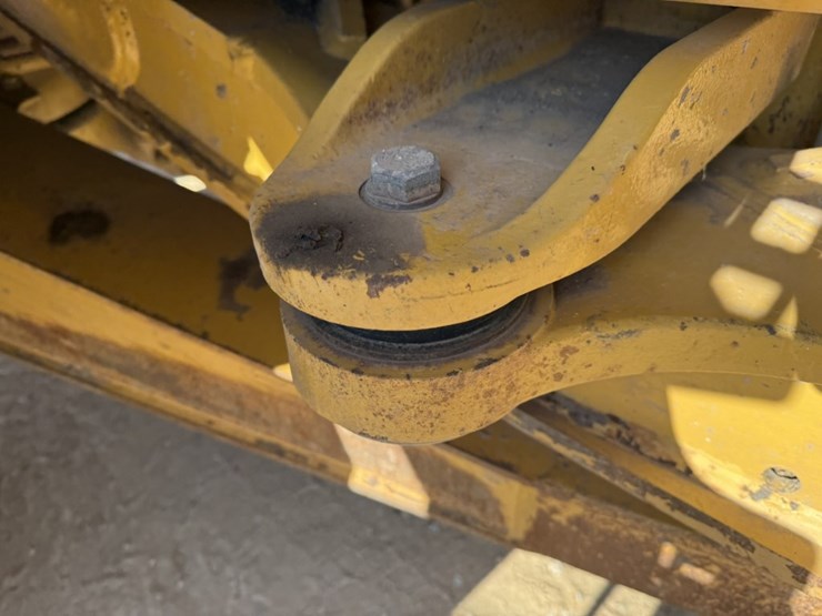 2010-caterpillar-740-image-23