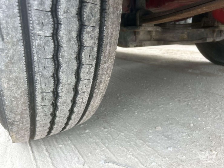 2014-freightliner-m2-106-image-46