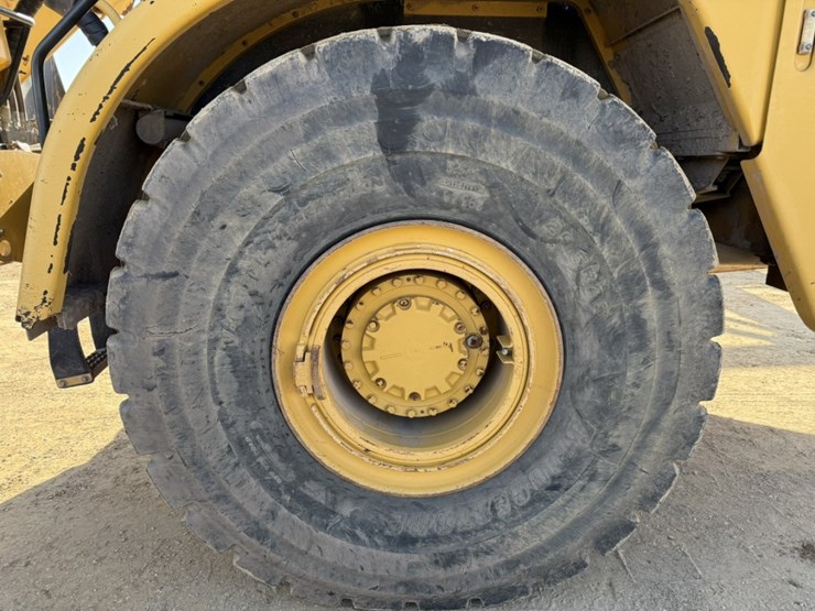 2010-caterpillar-740-image-92