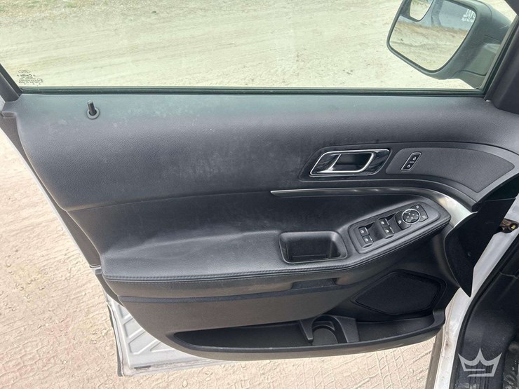 2016-ford-explorer-image-17