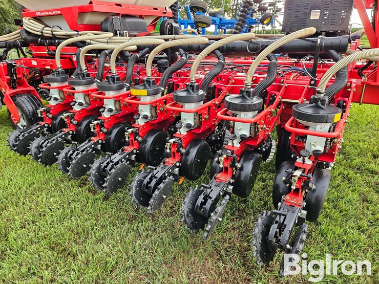 2007-white-8524c-24r20-planter-image-18