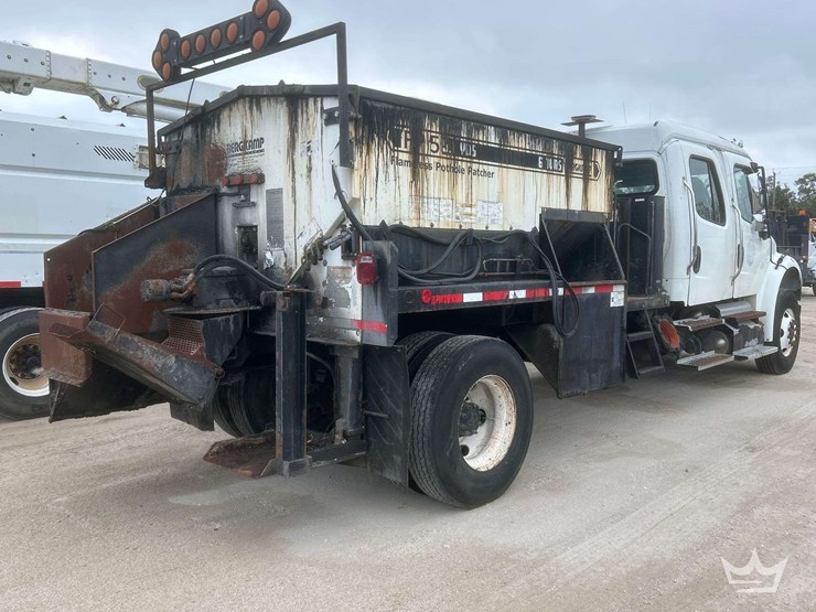 2014-freightliner-m2-106-image-3