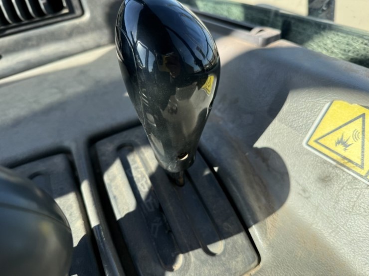 2010-caterpillar-740-image-74