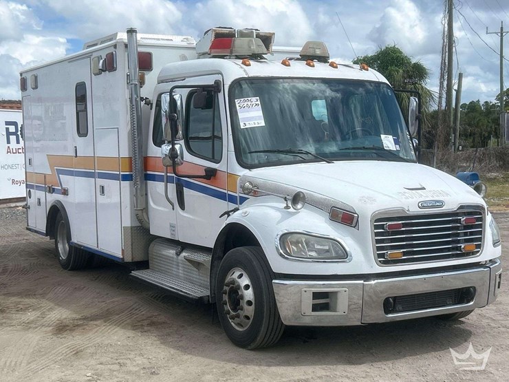 2005-freightliner-m2-106-image-2