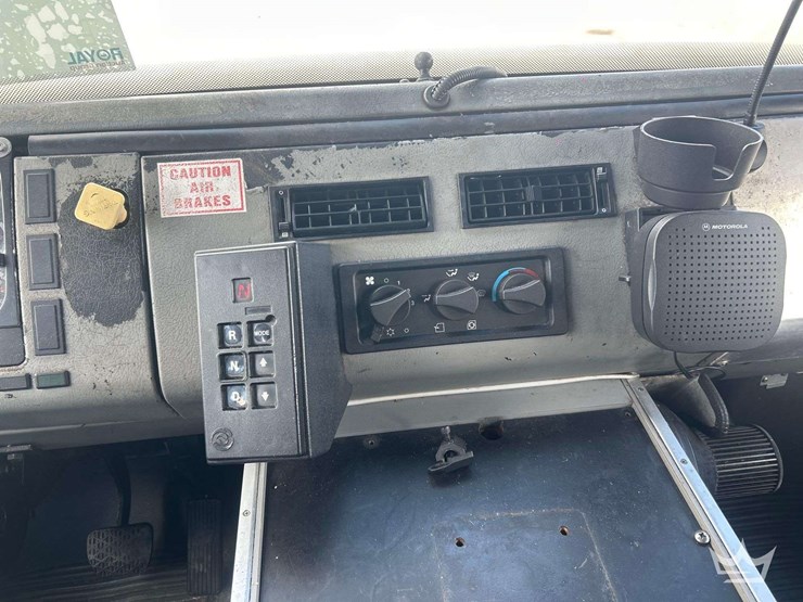 2004-freightliner-fl60-image-11