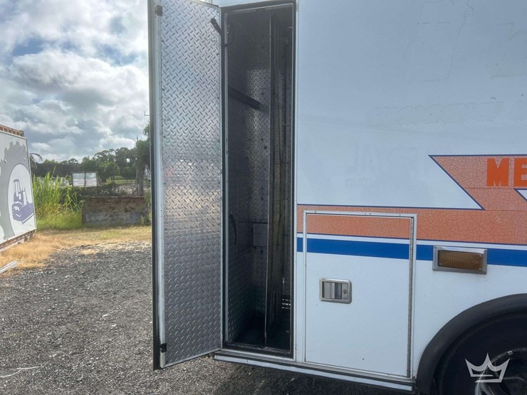 2003-freightliner-fl60-image-51