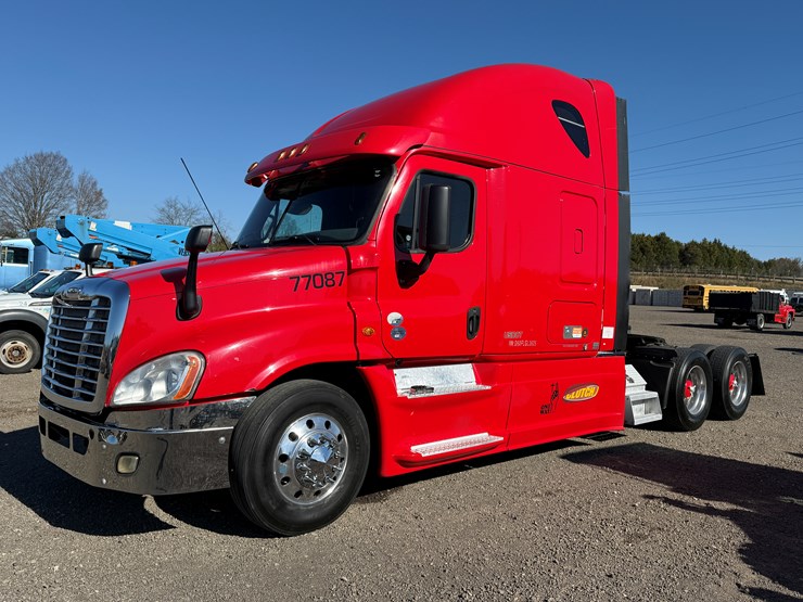 #70-•-2015-freightliner-tandem-axle-road-tractor-image-1