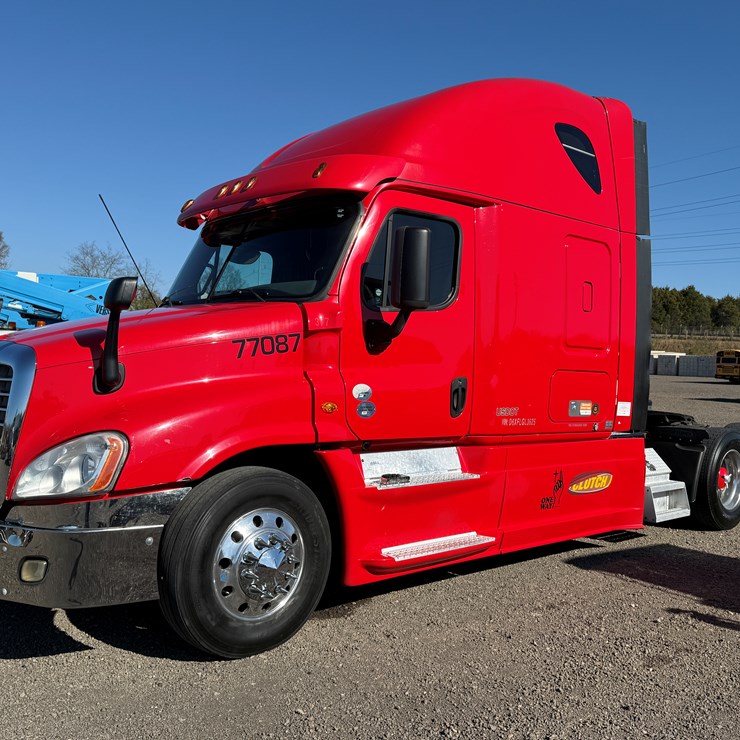 #70 • 2015 FREIGHTLINER TANDEM AXLE ROAD TRACTOR