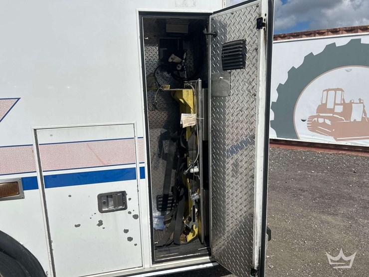 2004-freightliner-fl60-image-26