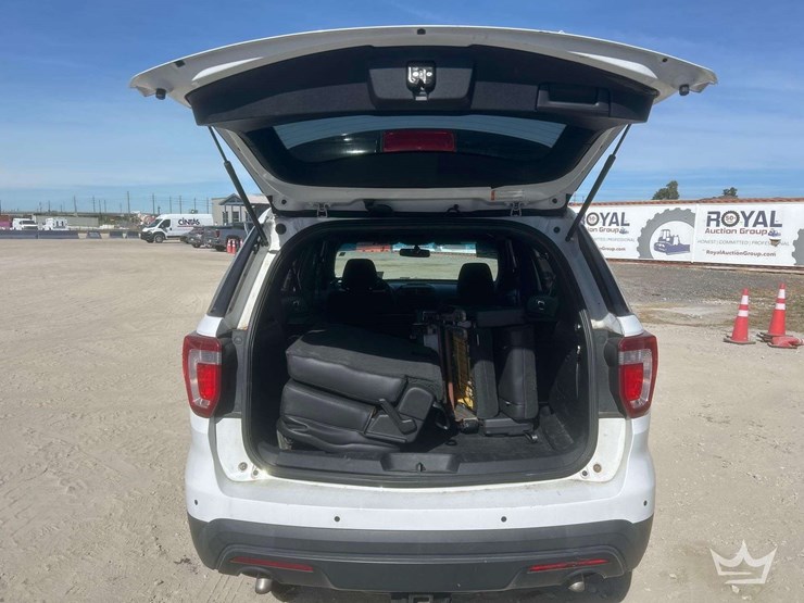 2016-ford-explorer-image-30