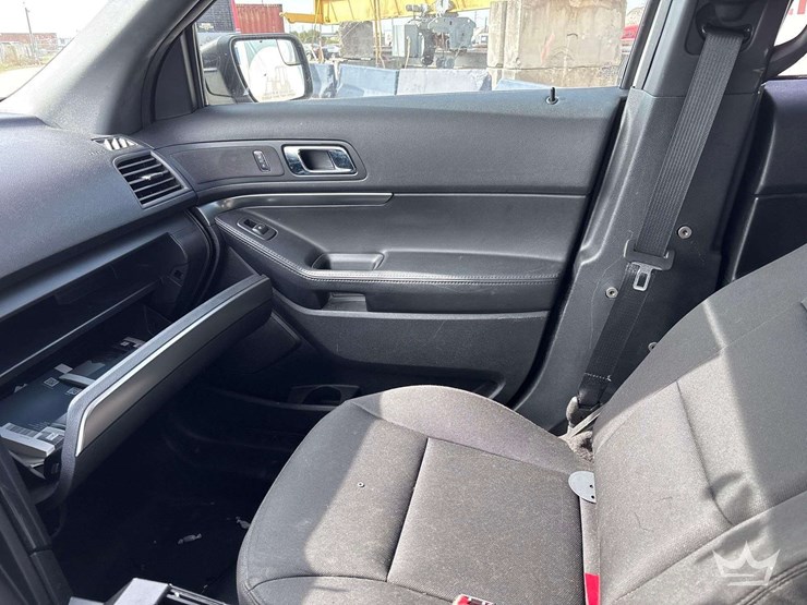 2017-ford-explorer-image-16