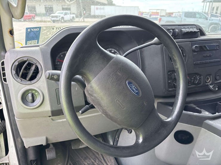 2013-ford-cargo-image-14