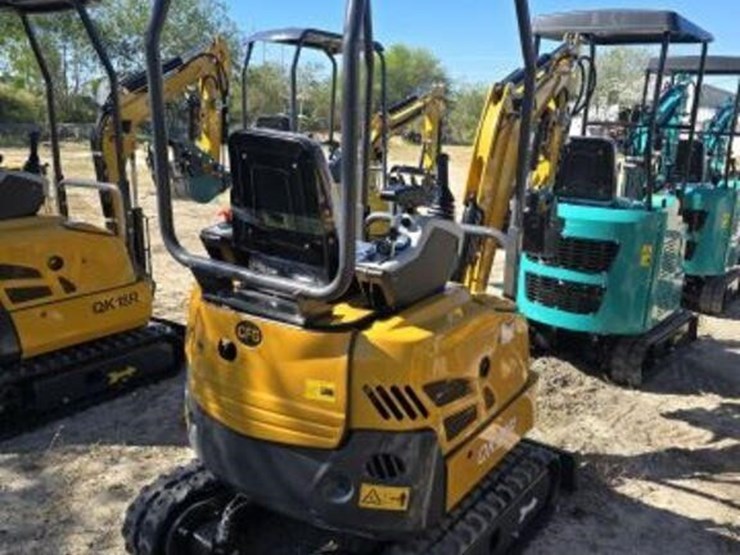 cfg-mini-excavator-qk20r-with-hydraulic-thumb-image-4