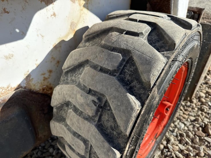 2015-bobcat-s70-image-33