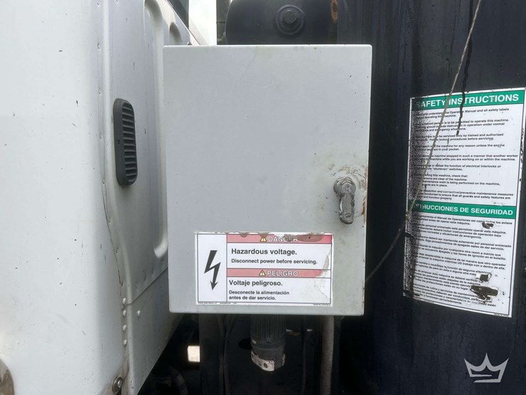 2014-freightliner-m2-106-image-32