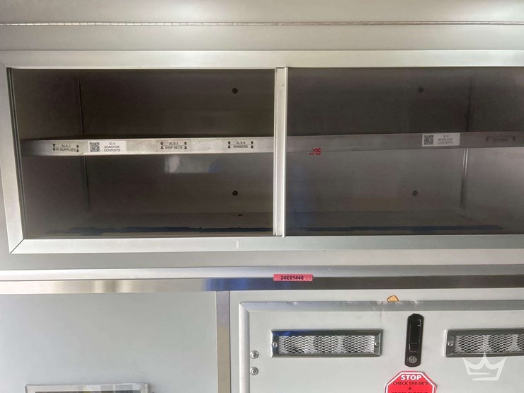 2005-freightliner-m2-106-image-46