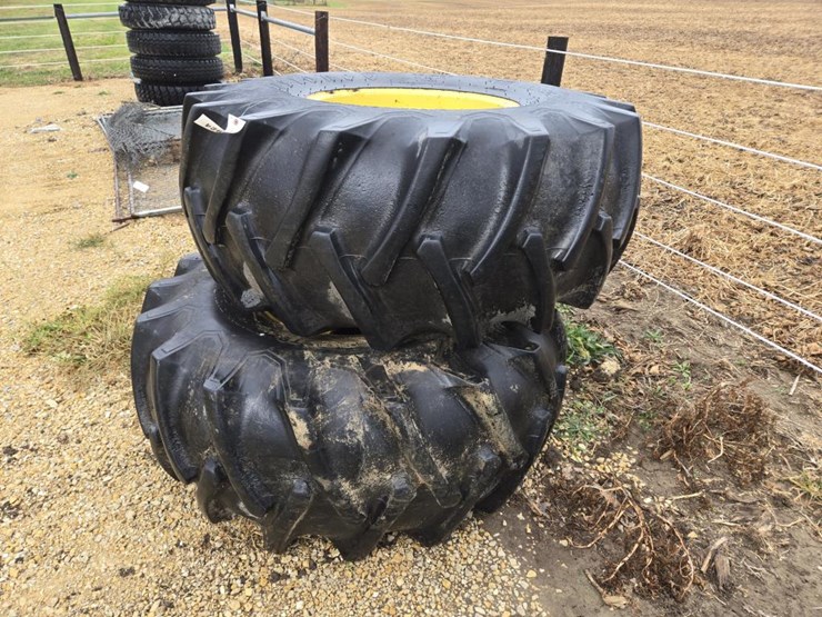#5924-•-(2)-23.1-x-26-tires-on-john-deere-rims-image-5