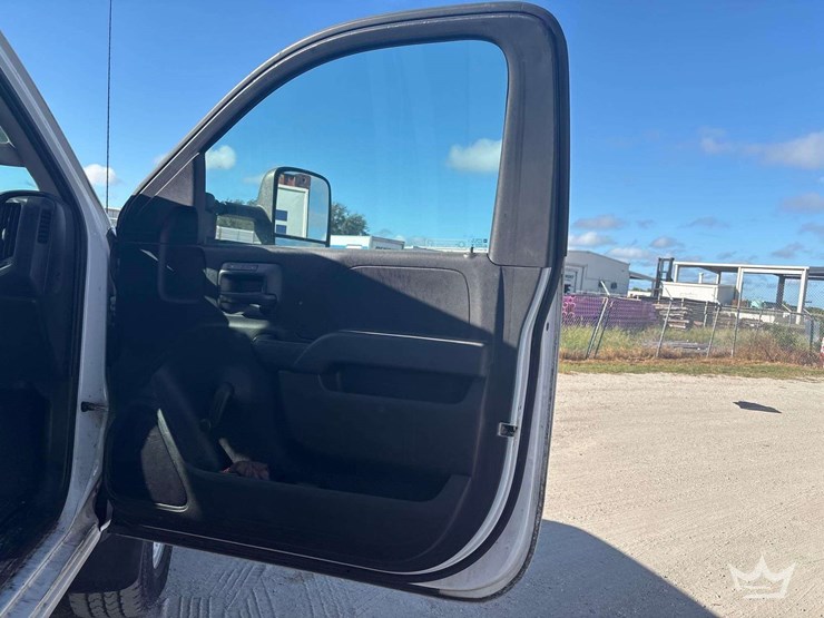 2015-chevrolet-silverado-3500hd-image-29