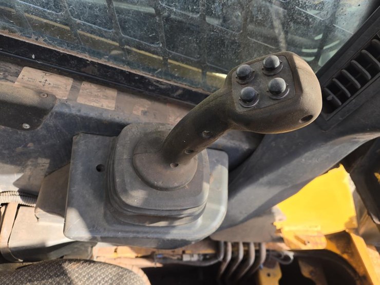 john-deere-329d-image-36