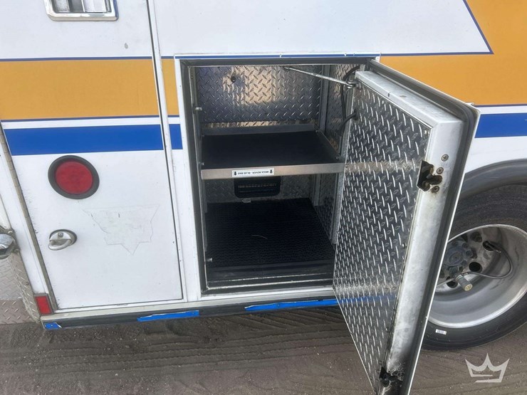 2005-freightliner-m2-106-image-30