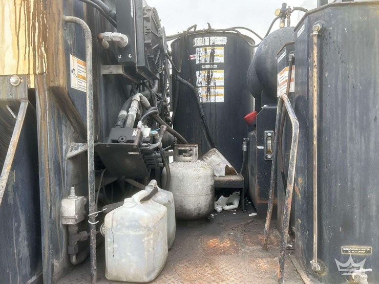 2014-freightliner-m2-106-image-24