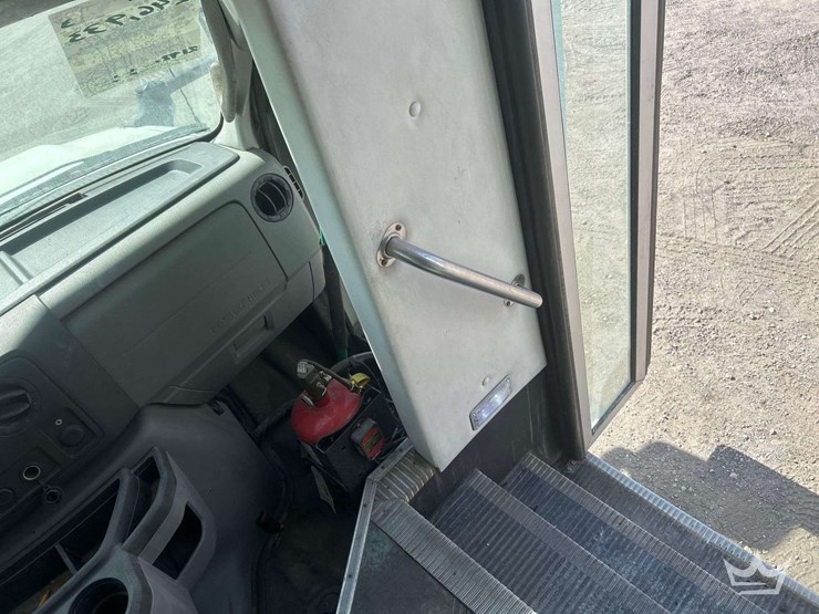 2014-ford-e-450-super-duty-shuttle-bus-image-30