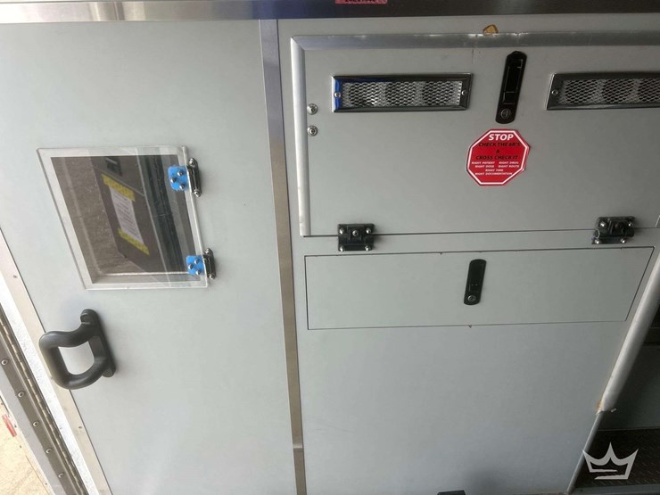 2005-freightliner-m2-106-image-47