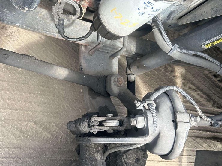 2004-freightliner-fl60-image-18