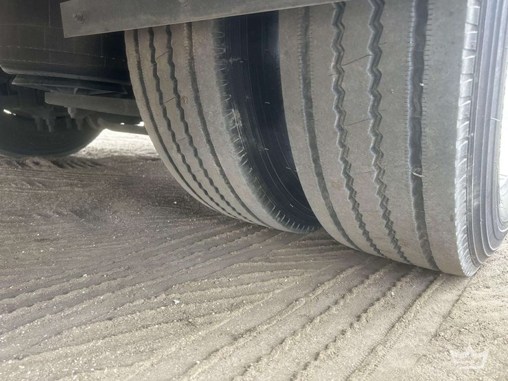 2005-freightliner-m2-106-image-67