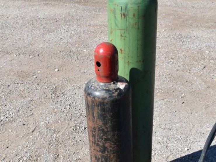 oxygen-and-acetylene-bottles-image-2