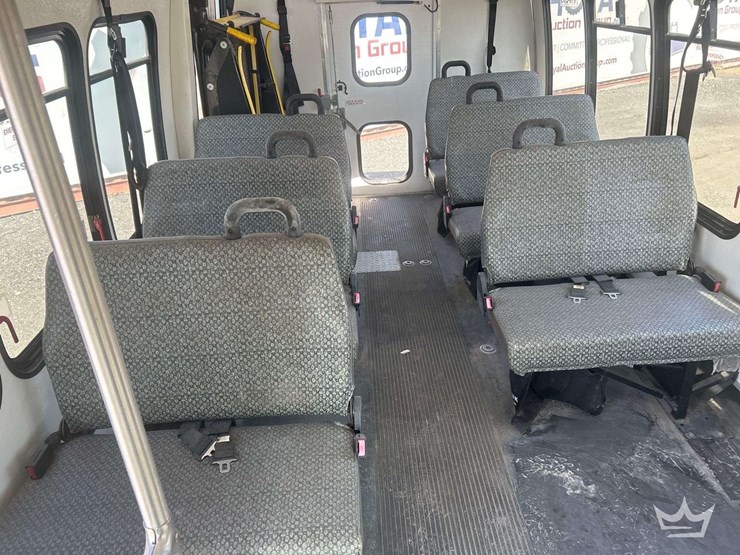 2014-ford-e-450-super-duty-shuttle-bus-image-21